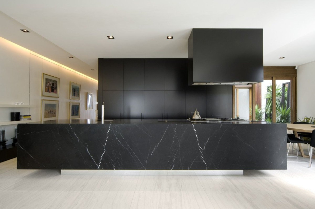 Мрамор Black Marquina остров